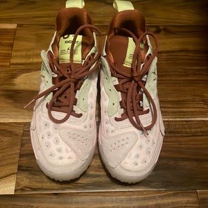 These are the Air Jordan’s Delta 2s. Designed for bball and specifically jumps.